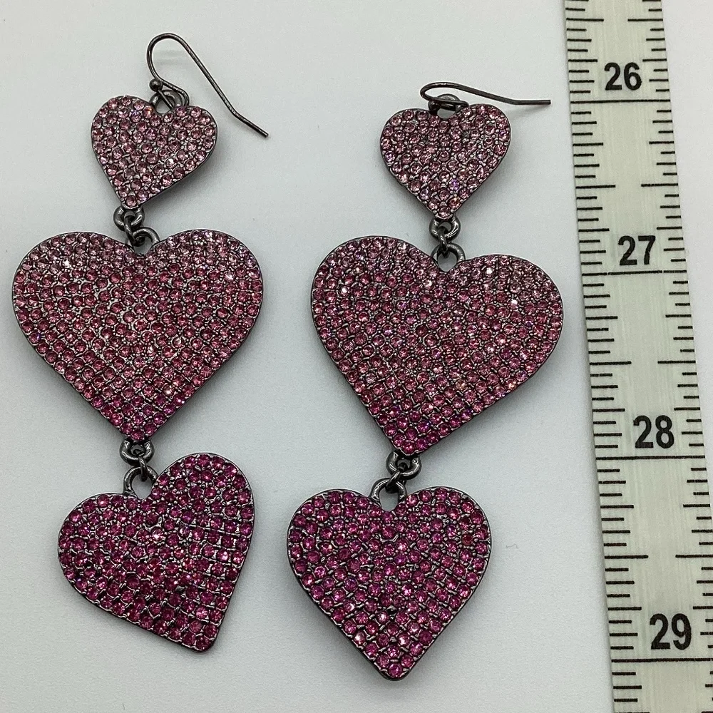 212. Fun & Flirty Gradient Pink Heart Triple Dangle Earrings EUC